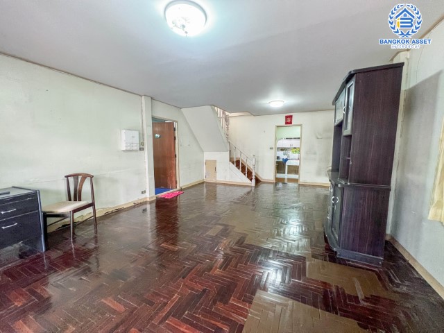 *****บ้านแฝดมือสองย่านปทุมธานี ม.พหลโยธิน64 พหลโยธิน เนื้อที่กว้างขวางถึง 40 ตร.ว. ฟังก์ชัน 3 ห้องนอน 2 ห้องน้ำ 2 ที่จอดรถ บรรยากาศเงียบสงบ ปลอดภัย ถนนซอยกว้าง บนทำเลเยี่ยม เพียง 15 นาทีก็ถึงรถไฟฟ้าสายสีเขียว "สถานีคูคต" ใกล้เซียร์รังสิต